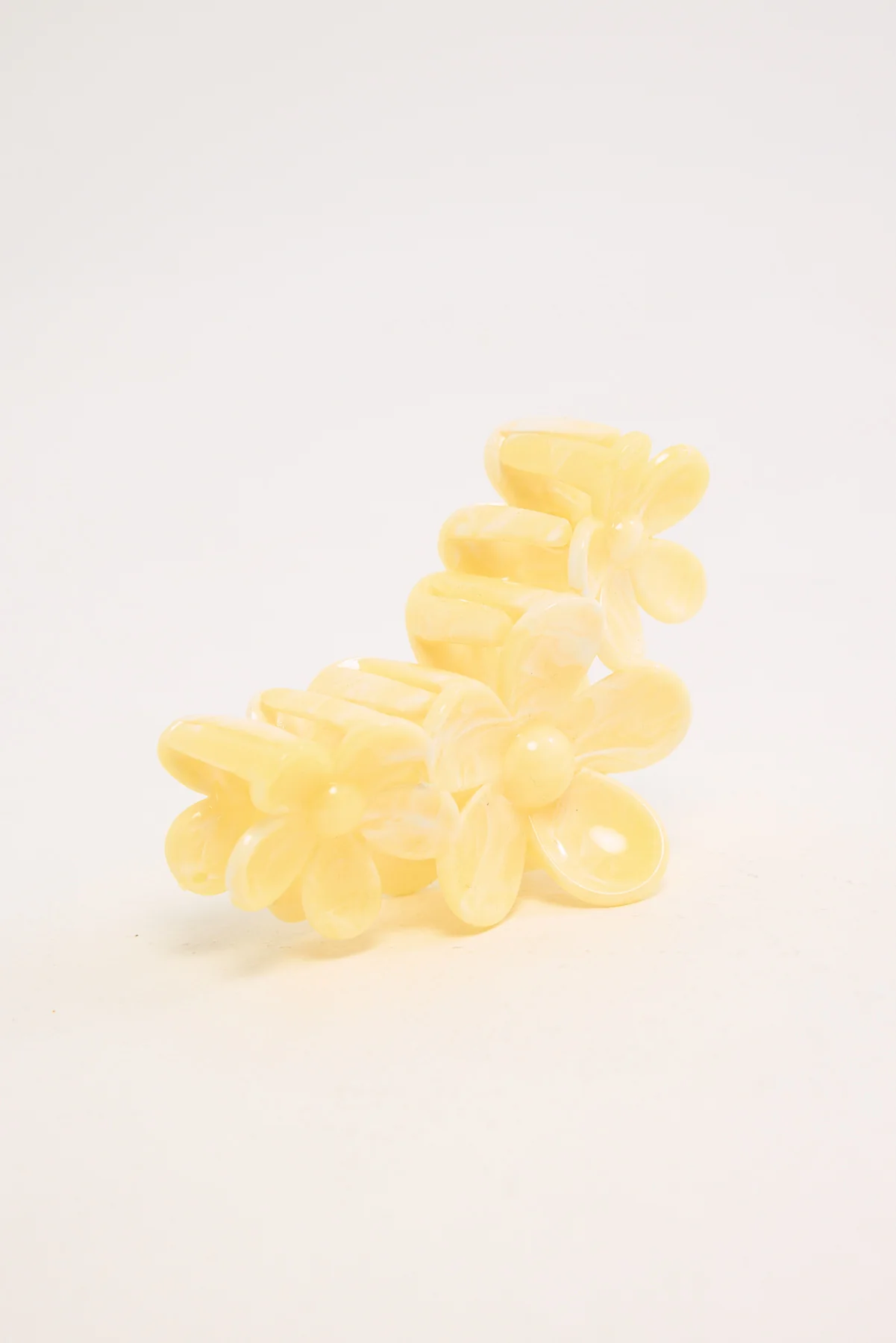 Token Daisy Hair Claw Clip Butter - Image 2