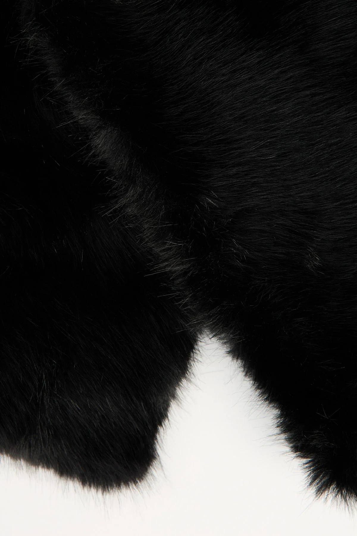 Token Fluffy Scarf Black - Image 2