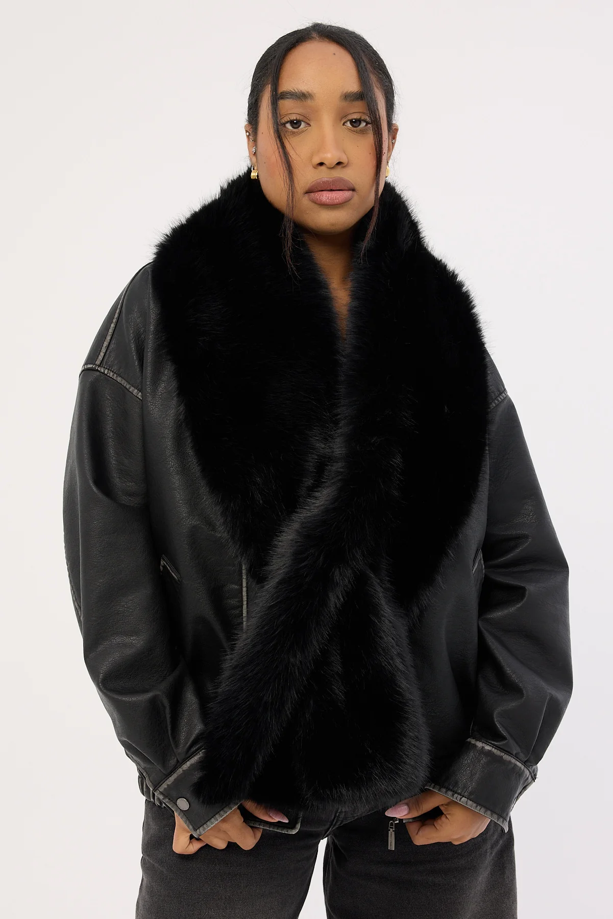 Token Fluffy Scarf Black - Image 3