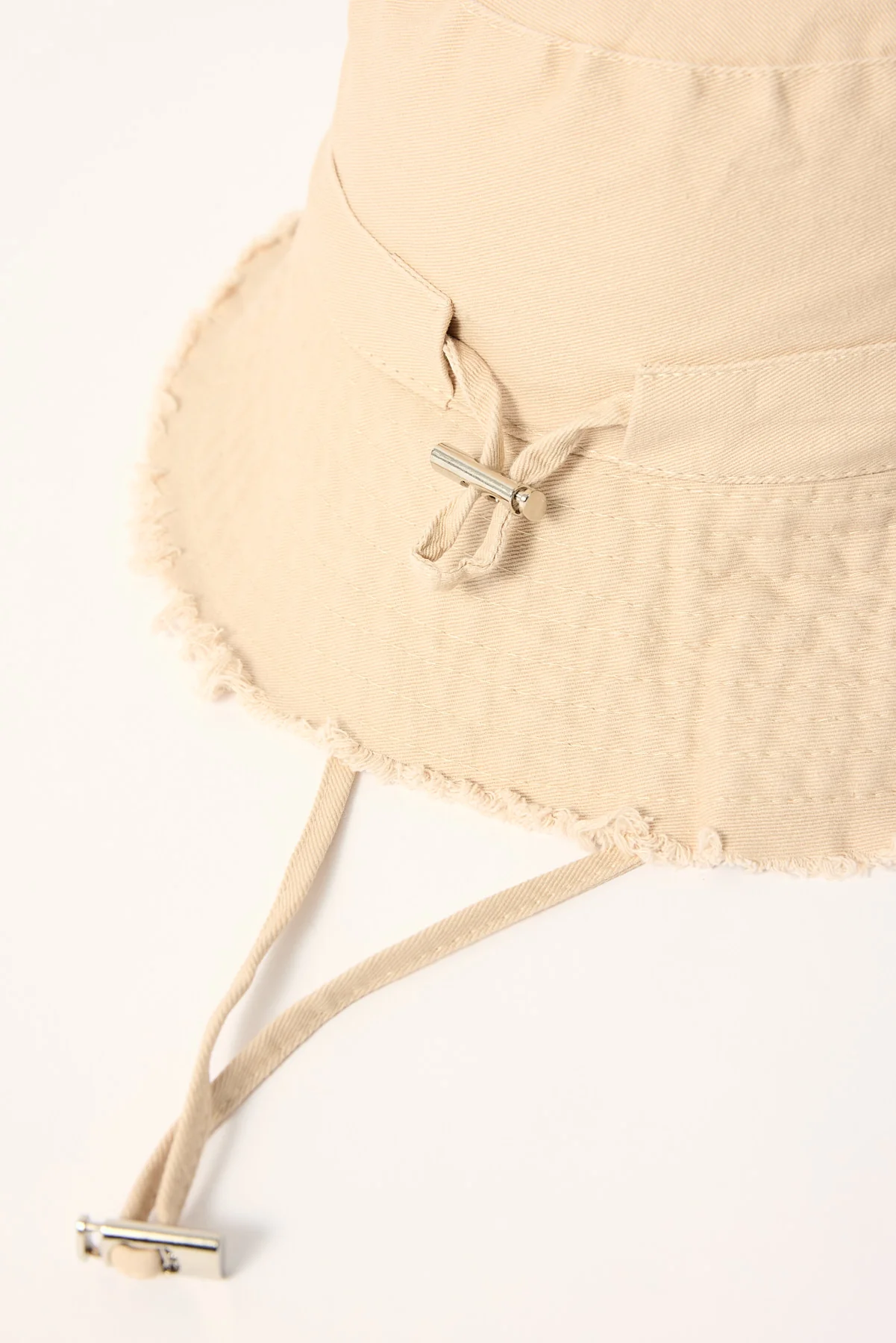 Token Poppy Frayed Bucket Hat White - Image 4