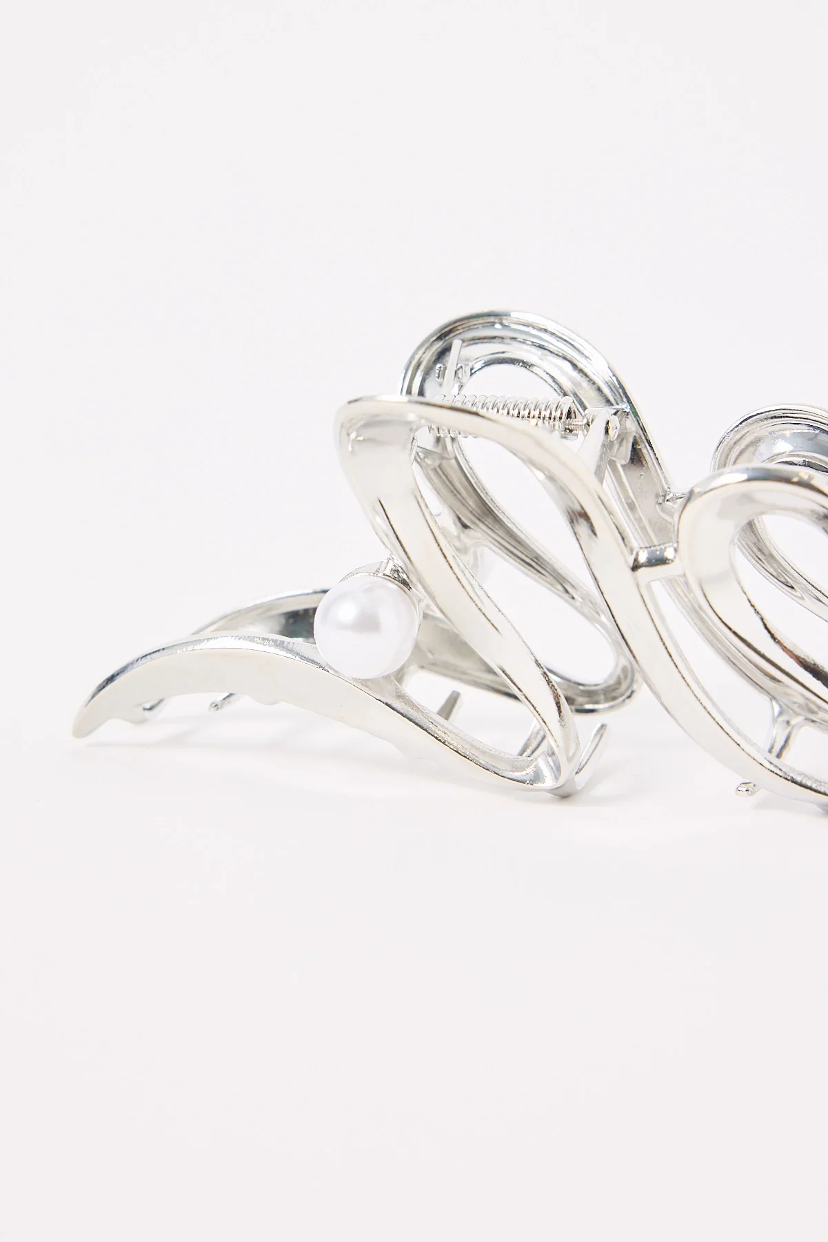 Token Swirly Pearl Claw Clip Silver - Image 3