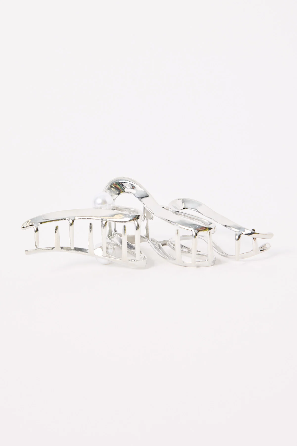 Token Swirly Pearl Claw Clip Silver - Image 4