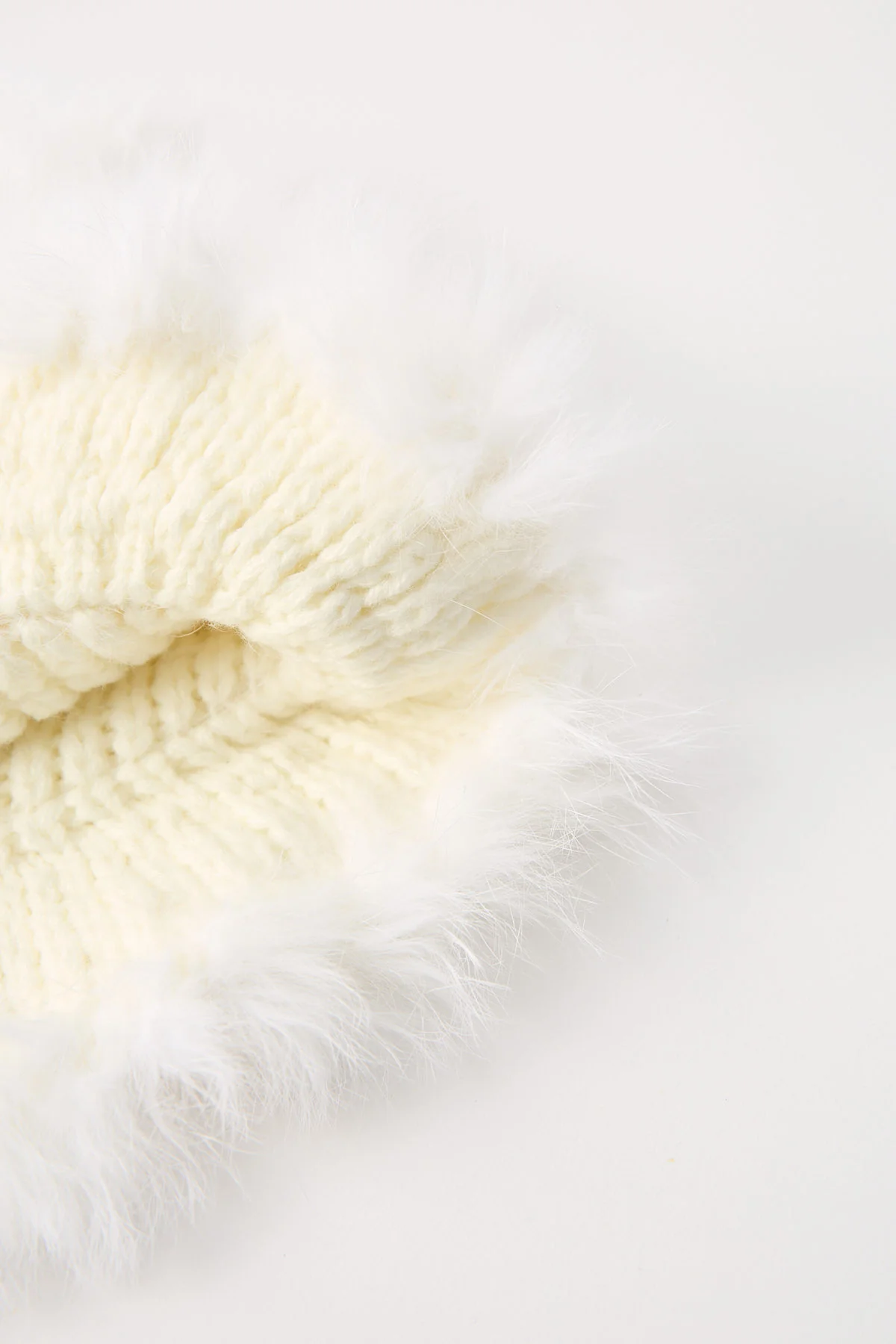 Token Zaza Faux Fur Hat White - Image 2
