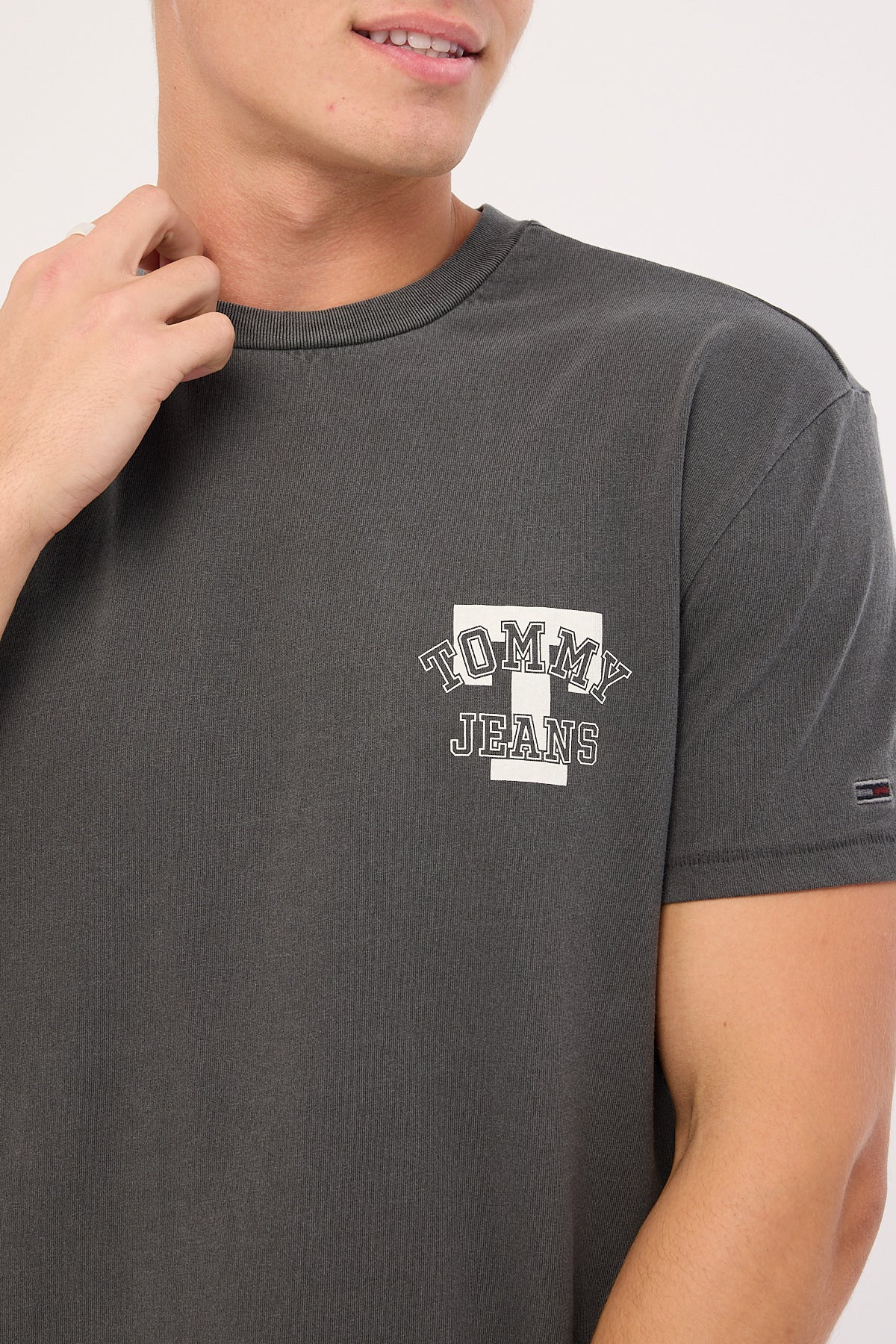 Tommy Jeans Regular Graphic Tee Black - Image 3