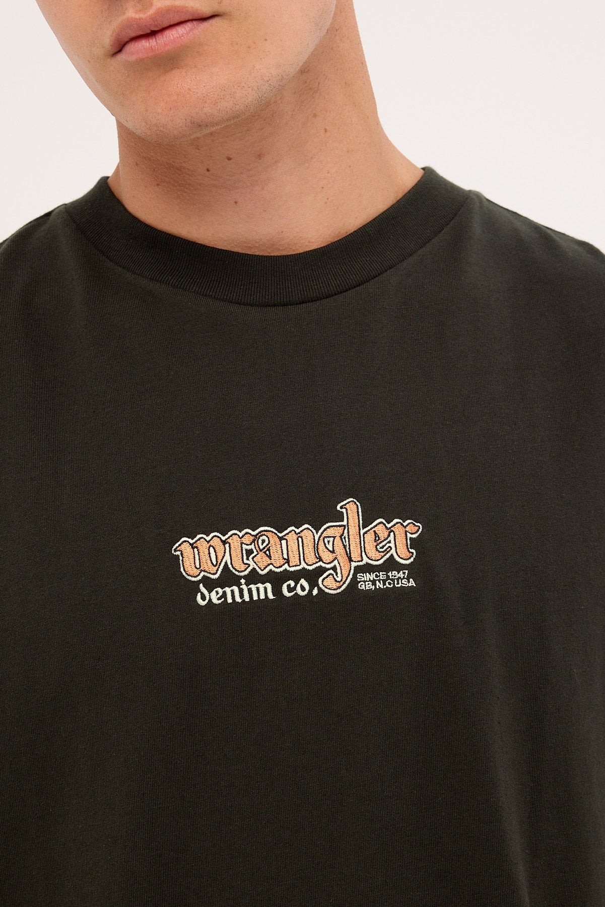 Wrangler Old West Boxcar Tee Worn Black - Image 3