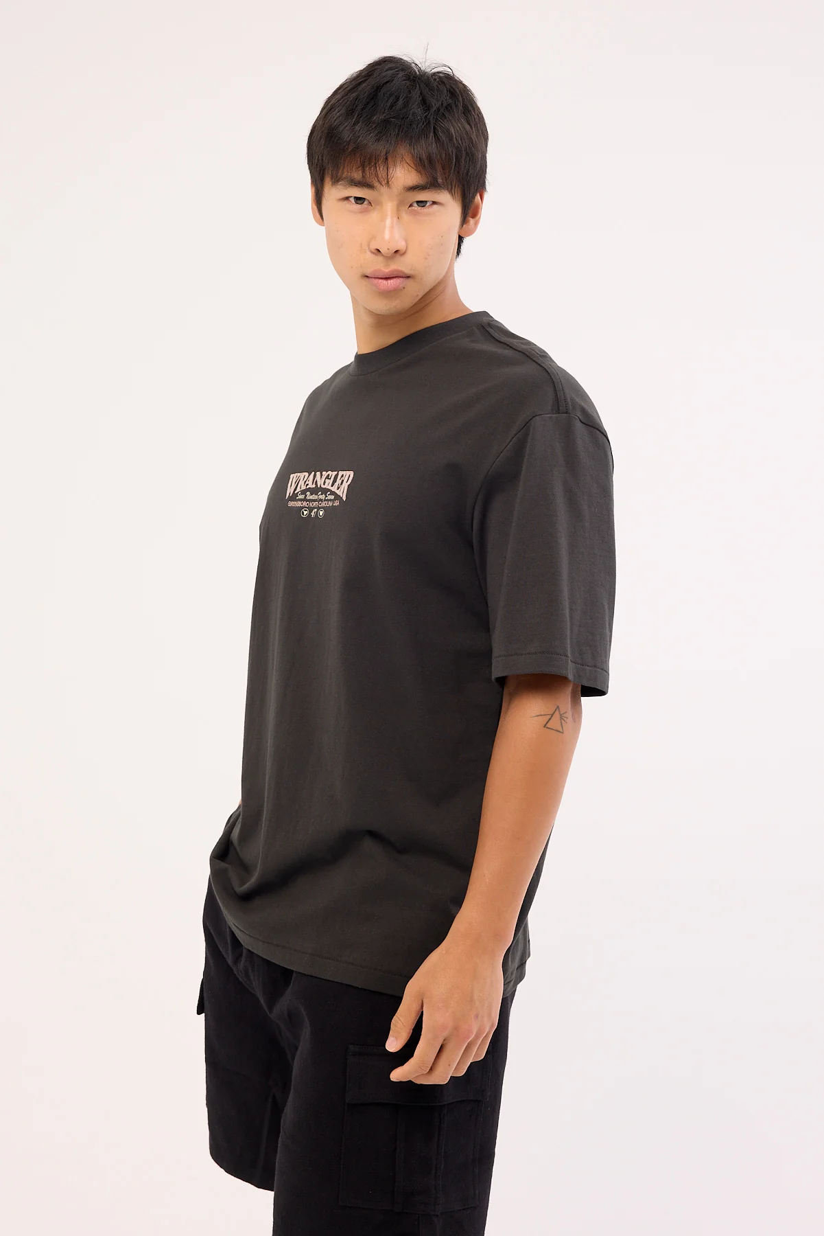 Wrangler Recharge Slacker Tee Worn Black - Image 3