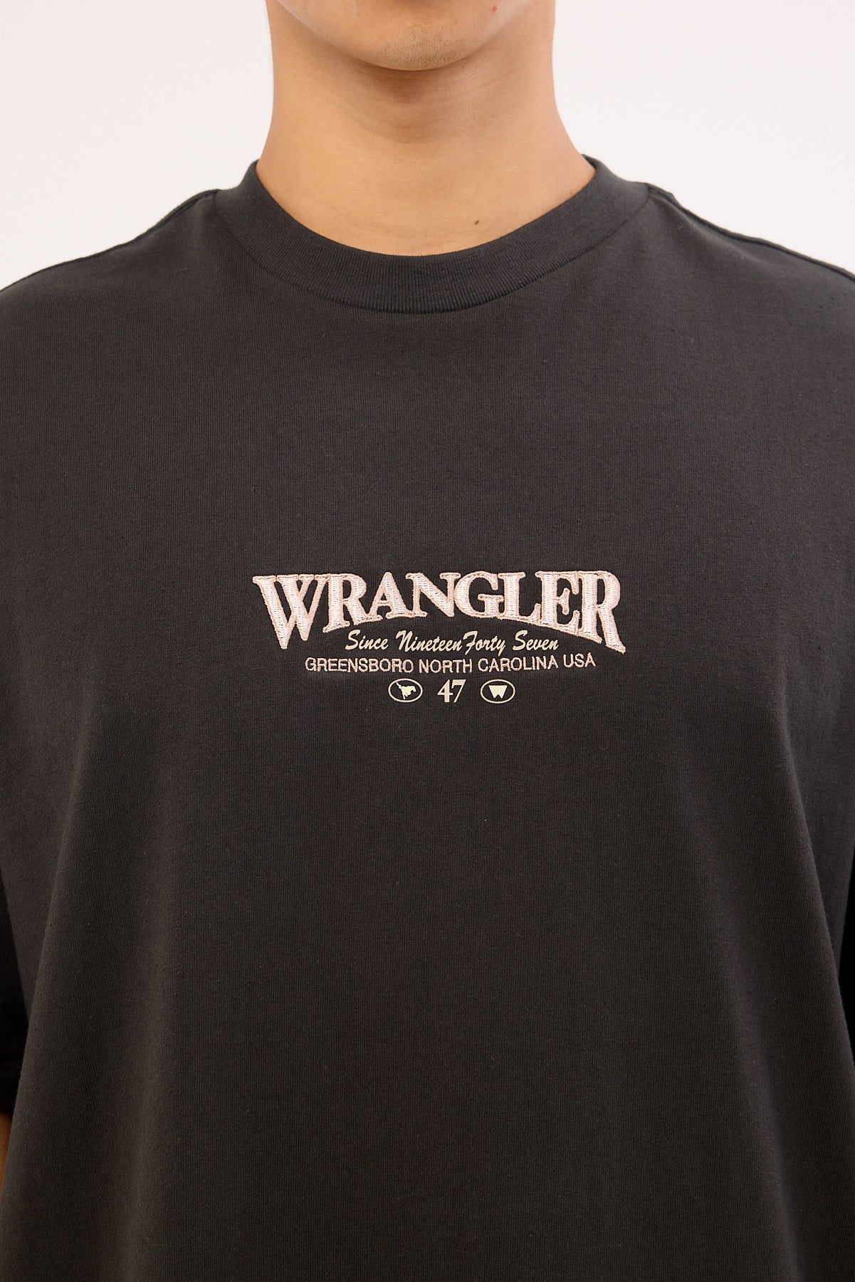 Wrangler Recharge Slacker Tee Worn Black - Image 5